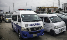 Une ambulance privée à Lagos bloquée dans un embouteillage sur la voie express Lekki-Epe à Lagos, capitale économique du Nigeria, le 8 septembre 2025 ( AFP / OLYMPIA DE MAISMONT )