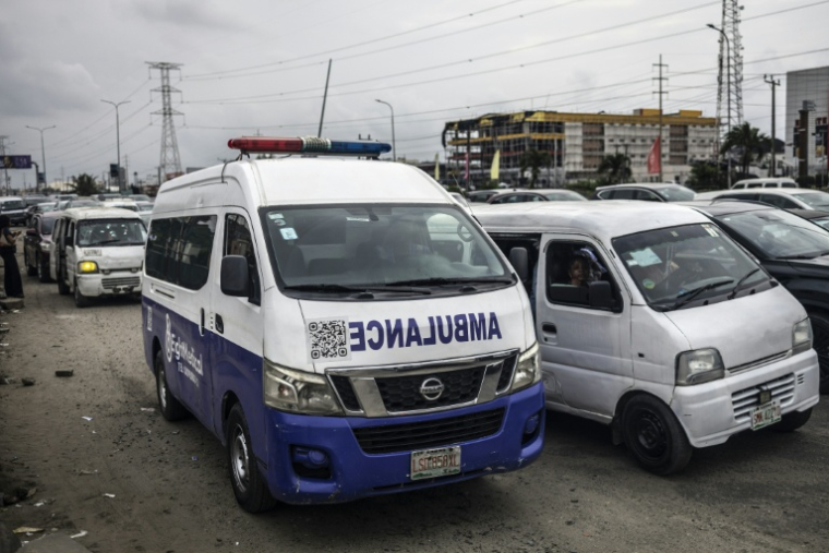Une ambulance privée à Lagos bloquée dans un embouteillage sur la voie express Lekki-Epe à Lagos, capitale économique du Nigeria, le 8 septembre 2025 ( AFP / OLYMPIA DE MAISMONT )