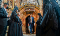 Le vice-président américain JD Vance visite l'église du Saint-Sépulcre dans la vieille ville de Jérusalem, le 23 octobre 2025 ( POOL / Nathan HOWARD )