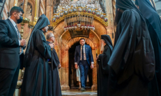 Le vice-président américain JD Vance visite l'église du Saint-Sépulcre dans la vieille ville de Jérusalem, le 23 octobre 2025 ( POOL / Nathan HOWARD )