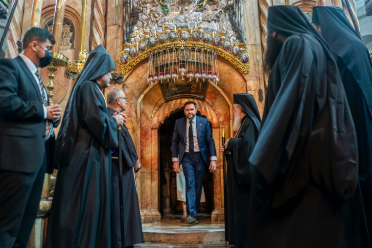 Le vice-président américain JD Vance visite l'église du Saint-Sépulcre dans la vieille ville de Jérusalem, le 23 octobre 2025 ( POOL / Nathan HOWARD )