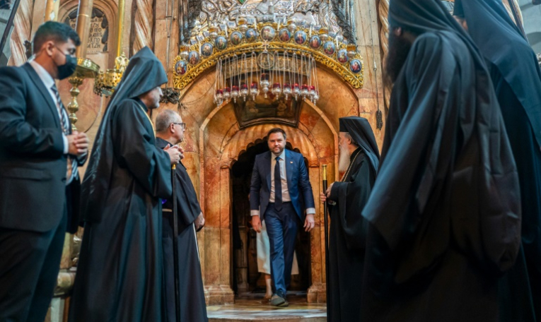 Le vice-président américain JD Vance visite l'église du Saint-Sépulcre dans la vieille ville de Jérusalem, le 23 octobre 2025 ( POOL / Nathan HOWARD )