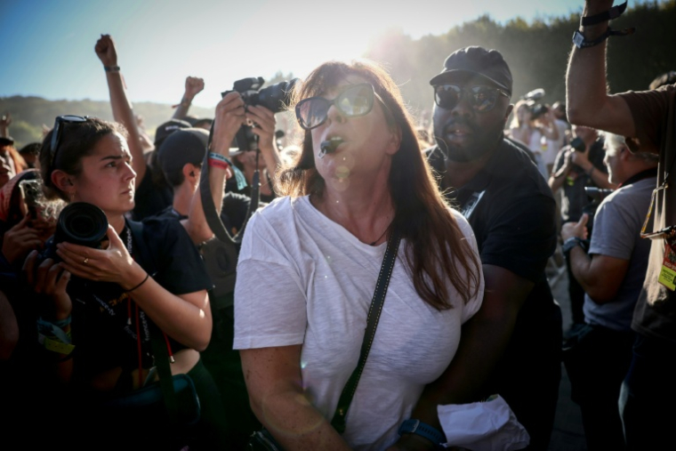 Une manifestante est expulsée par la sécurité après avoir tenté d'interrompre le concert de Kneecap, le 24 août 2025 à Saint-Cloud, près de Paris, lors du festival Rock en Seine ( AFP / Guillaume BAPTISTE )