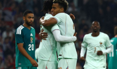 Le Français Michael Olise célèbre son deuxième but avec Désiré Doué lors du match amical entre la France et l'Irlande du Nord