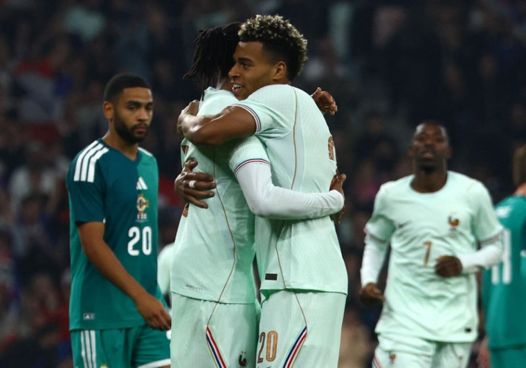 Le Français Michael Olise célèbre son deuxième but avec Désiré Doué lors du match amical entre la France et l'Irlande du Nord