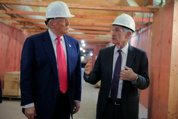Jerome Powell (d), alors patron de la Réserve fédérale américaine, et le président américain Donald Trump visitent le chantier de rénovation de la Réserve fédérale à Washington, le 24  juillet 2025 ( GETTY / CHIP SOMODEVILLA )