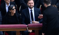 Le président ukrainien Volodymyr Zelensky vient saluer le vice-président JD Vance et son épouse Usha avant la messe de début de pontificat du pape Léon XIV, place Saint-Pierre au Vatican, le 18 mai 2025 ( AFP / Isabella BONOTTO   )
