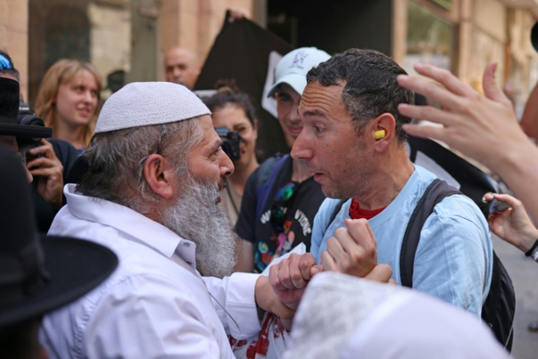 Des manifestants ultra-orthodoxes protestent contre l'ouverture durant le shabbat, jour de repos hebdomadaire juif, d'un café tandis que des militants laïques organisent une contre-manifestation à Jérusalem, le 15 août 2026. ( AFP / AHMAD GHARABLI )