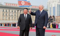 Photo prise le 25 mars 2026 et diffusée par l'agence de presse officielle nord-coréenne KCNA le 26 mars 2026, montrant le dirigeant nord-coréen Kim Jong Un (g) et le président biélorusse Alexandre Loukachenko (d) lors d'une cérémonie de bienvenue sur la place Kim Il Sung à Pyongyang ( KCNA VIA KNS / STR )