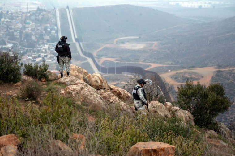 Des membres de la garde nationale mexicaine en patrouille le long de la frontière avec les Etats-Unis, le 5 mars 2025 près de Tijuana, ene Basse-Californie ( AFP / Guillermo Arias )