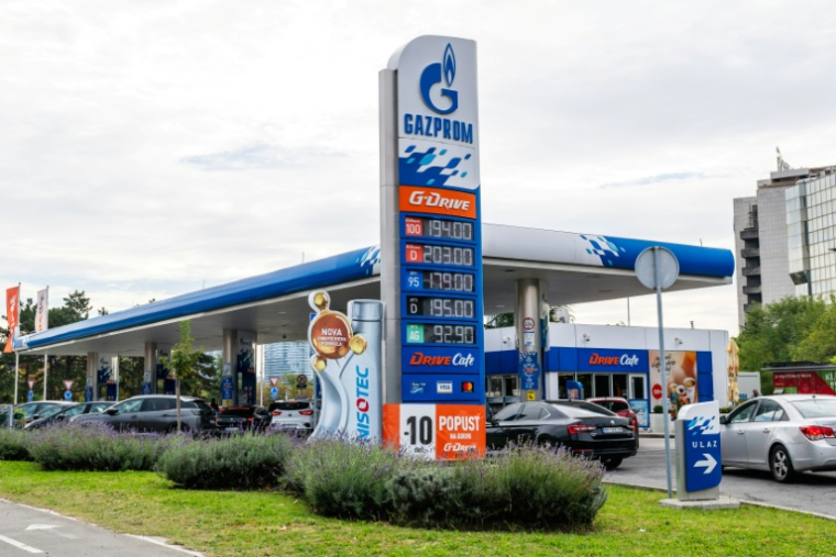 Station-service Gazprom opérée par NIS, le 9 octobre 2025. ( AFP / Andrej ISAKOVIC )