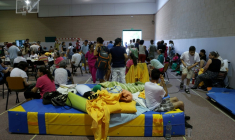 Des habitants évacués après un violent incendie ont trouvbé refuge à Villamanta, à l'ouest de Madrid, le 24 juillet 2026 ( AFP / Pierre-Philippe MARCOU )