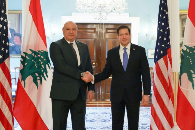 Cette photo, diffusée par le service de presse de la présidence libanaise le 19 juillet 2026, montre le président libanais Joseph Aoun (g.) accueilli par le secrétaire d'Etat américain Marco Rubio, à Washington ( Lebanese Presidency / - )