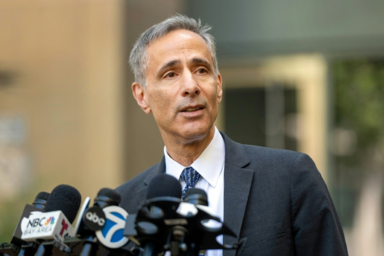 William Savitt, avocat principal d'OpenAI et de son PDG Sam Altman, s'adresse aux journalistes devant le tribunal fédéral d'Oakland, à l'issue du premier jour du procès opposant Elon Musk à OpenAI, le 27 avril 2026 en Californie ( AFP / Karl Mondon )