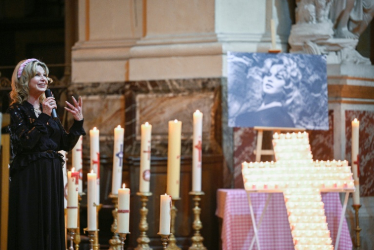 La chanteuse Jeane Manson interprète un "Ave Maria" lors d'une messe commémorative en l'honneur de la défunte actrice Brigitte Bardot à l'église Saint-Roch à Paris, le 28 janvier 2026 ( AFP / JULIEN DE ROSA )