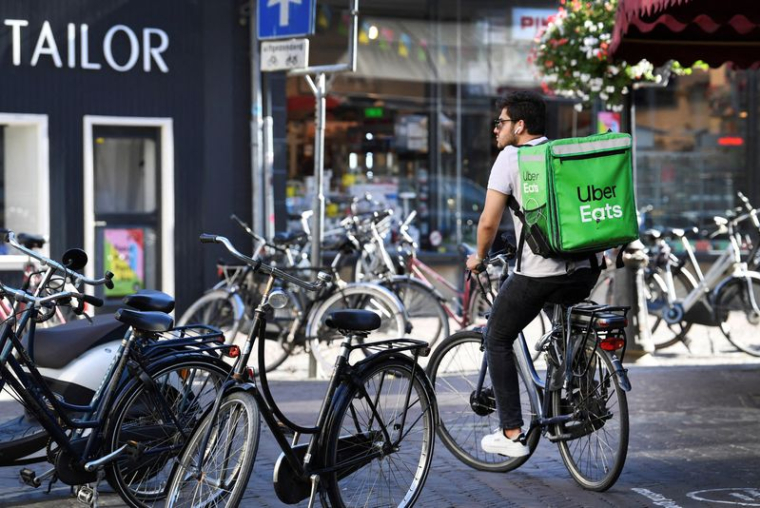 Un coursier Uber Eats à Utrecht, aux Pays-Bas
