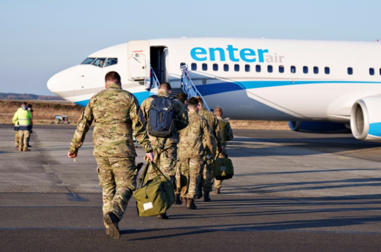 Des soldats danois montent à bord d'un avion lors d'un déploiement à la base aérienne de Karup, le 11 mars 2022 au Danemark ( Ritzau Scanpix / Henning Bagger )