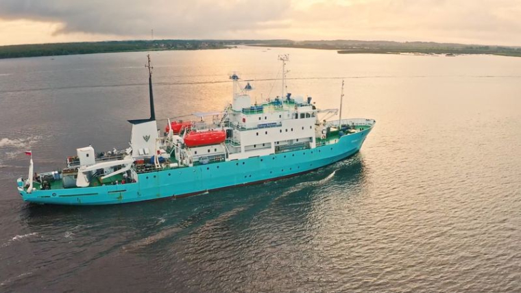 Une capture d'écran tirée d'une vidéo d'archive tournée en juillet 2022 montre le « Professeur Molchanov », un navire russe saisi par la Norvège dans l'Arctique