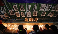Hommage à des victimes de l'attaque du Hamas en Israël, mercredi 11 octobre à Santiago, au Chili.  ( AFP / MARTIN BERNETTI )
