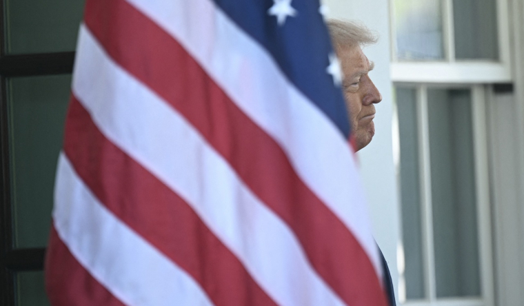 Donald Trump, sur le perron de la Maison blanche. (crédit : Brendan SMIALOWSKI / AFP)