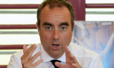 Le Premier ministre Sébastien Lecornu le 27 août 2026 à Mamoudzou, à Mayotte ( AFP / Marine Gachet )