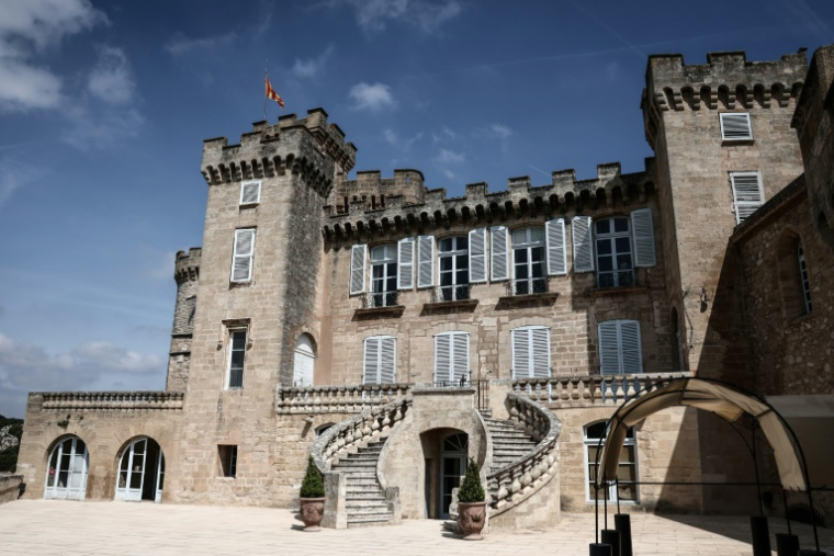 Le château de La Barben, qui abrite le parc à thème "Rocher Mistral", dédié à l'histoire et aux traditions provençales, le 28 avril 2026 à La Barben, dans les Bouches-du-Rhône ( AFP / Thibaud MORITZ )