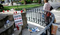 Des affichettes proclamant notamment "Ceuta c'est l'Espagne" et des bougies posées à Ceuta, le 12 octobre 2026  ( AFP / Thomas COEX )