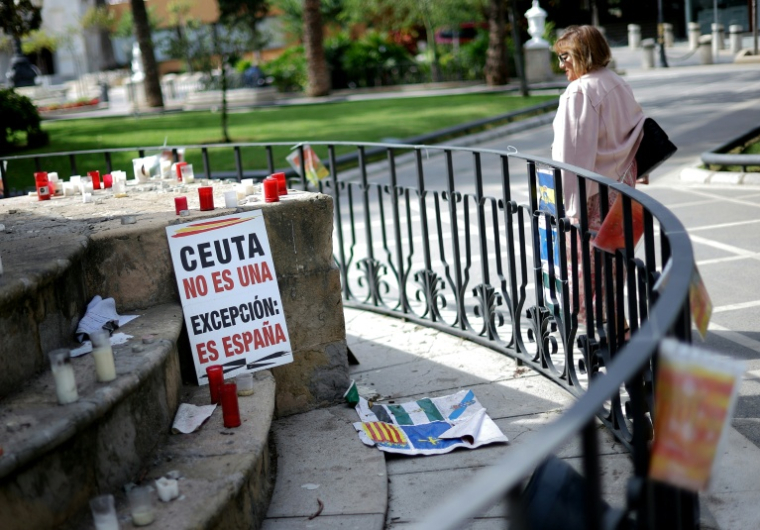 Des affichettes proclamant notamment "Ceuta c'est l'Espagne" et des bougies posées à Ceuta, le 12 octobre 2026  ( AFP / Thomas COEX )