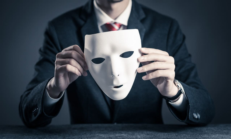 (Ne subissez pas les risques liés à l'usurpation d'identité : anticipez et réagissez avec une formule adaptée aux nouveaux usages du numérique - Crédit photo : Adobe Stock)