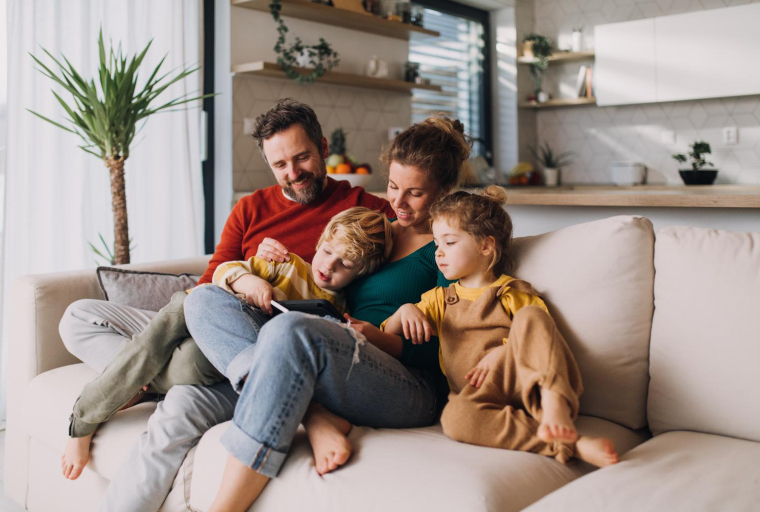 Épargner dès la naissance pour les études de ses enfants: combien mettre de côté selon le cursus et quels placements choisir entre Livret A, assurance-vie, ETF, immobilier ou aide familiale? ( crédit photo : Getty Images )
