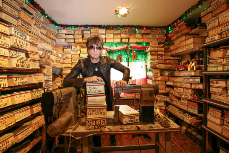 Chris Francis dans son atelier de Los Angeles, en Californie, le 21 octobre 2025 ( AFP / VALERIE MACON )