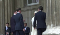 Emmanuel Macron arrive à Londres pour inaugurer l'exposition de la tapisserie de Bayeux