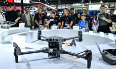 Un drone DJI au salon du drone de Shenzhen en Chine, le 21 mai 2026 ( AFP / HECTOR RETAMAL )
