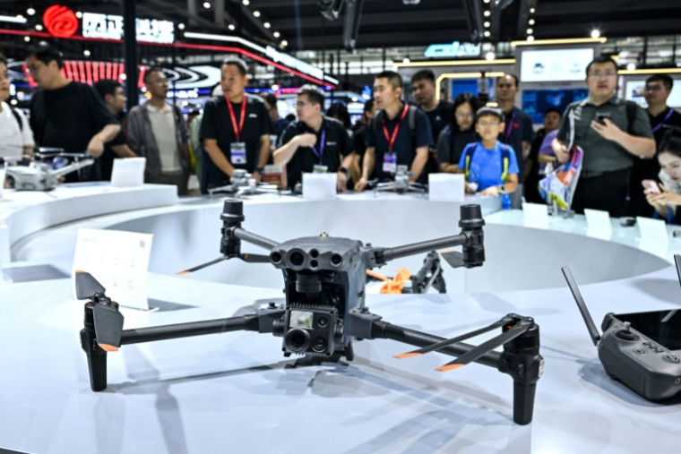 Un drone DJI au salon du drone de Shenzhen en Chine, le 21 mai 2026 ( AFP / HECTOR RETAMAL )