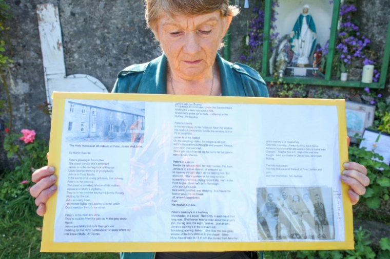 L'historienne Catherine Corless sur le site de l'ancien foyer St Mary, où 796 enfants avaient été inhumés anonymement, le 20 mai 2025 à Tuam dans l'Ouest de l'Irlande ( AFP / Paul Faith )