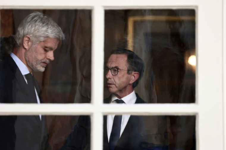 Bruno Retailleau, à droite, et Laurent Wauquiez, à gauche, après leur rencontre avec le Premier ministre François Bayrou à l'hôtel Matignon, à Paris, le 2 juin 2025 ( AFP / Thibaud MORITZ )