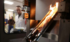 Test de résistance au feu de jouets dans un laboratoire de la DGCCRF, à Villeneuve d'Ascq, le 13 décembre 2024 ( AFP / FRANCOIS LO PRESTI )