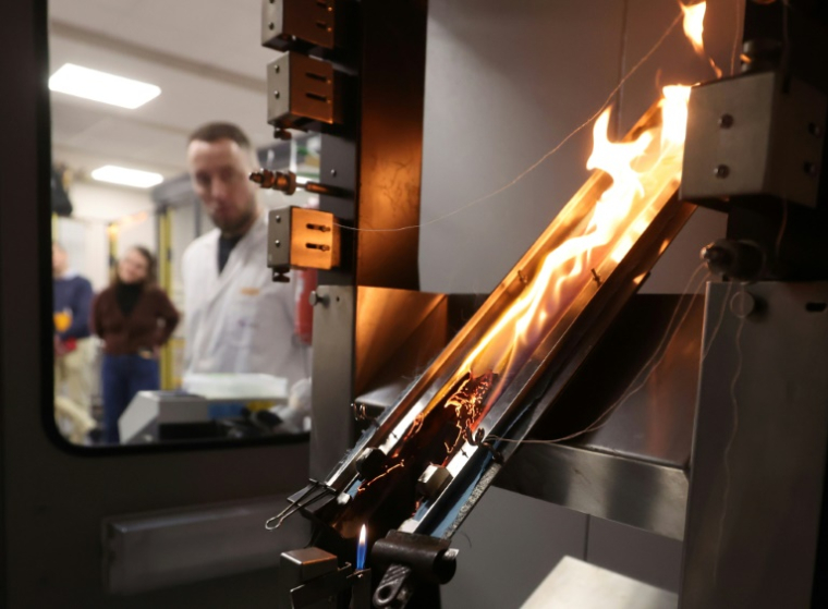 Test de résistance au feu de jouets dans un laboratoire de la DGCCRF, à Villeneuve d'Ascq, le 13 décembre 2024 ( AFP / FRANCOIS LO PRESTI )