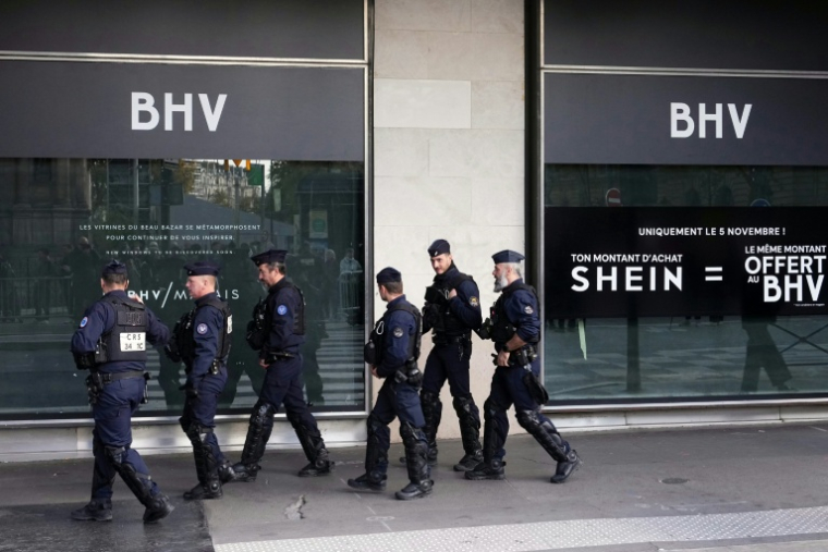 Des policiers patrouillent devant le BHV à Paris, le jour de l'ouverture du premier magasin physique du géant de l'e-commerce asiatique Shein, le 5 novembre 2025 ( AFP / Dimitar DILKOFF )
