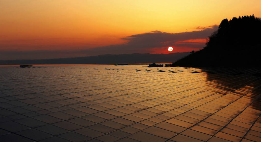 Ferme de panneaux solaires au Japon. (© Pierre-Olivier / Capa Pictures / Total)