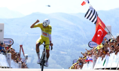 Tadej Pogacar, de l'équipe Emirates XRG, réagit après avoir franchi la ligne d'arrivée pour remporter la 13e étape