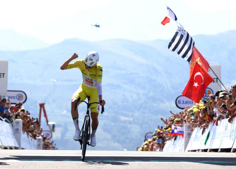 Tadej Pogacar, de l'équipe Emirates XRG, réagit après avoir franchi la ligne d'arrivée pour remporter la 13e étape