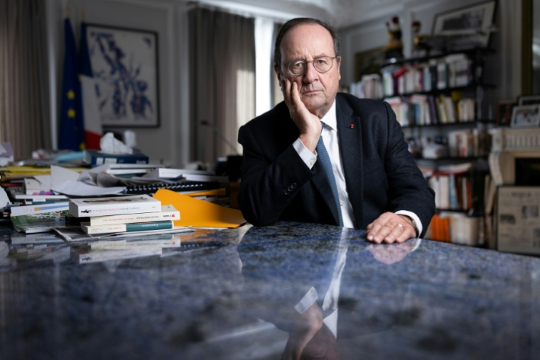 L'ancien président François Hollande dans son bureau à Paris, le 24 octobre 2025 ( AFP / JOEL SAGET )