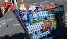 A la veille du lancement de leurs négociations commerciales annuelles,La grande distribution et les fournisseurs agro-industriels ont annoncé la signature d'une charte inédite afin d'apaiser leurs relations, historiquement conflictuelles ( AFP / BERTRAND GUAY )