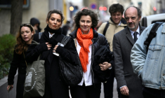 Les avocates Frédérique Cassereau (2e à partir de la gauche) et Delphine Verheyden (au centre), représentant Kylian Mbappé, à leur arrivée aux prud'hommes de Paris le 17 novembre 2025. La star du Real Madrid et son ancien club, le Paris SG, se réclament des centaines de millions d'euros pour solder leur séparation houleuse ( AFP / JULIEN DE ROSA )