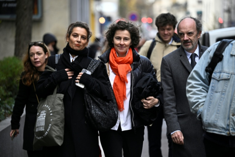 Les avocates Frédérique Cassereau (2e à partir de la gauche) et Delphine Verheyden (au centre), représentant Kylian Mbappé, à leur arrivée aux prud'hommes de Paris le 17 novembre 2025. La star du Real Madrid et son ancien club, le Paris SG, se réclament des centaines de millions d'euros pour solder leur séparation houleuse ( AFP / JULIEN DE ROSA )