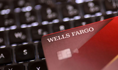 L'illustration montre une maquette de carte de crédit Wells Fargo.