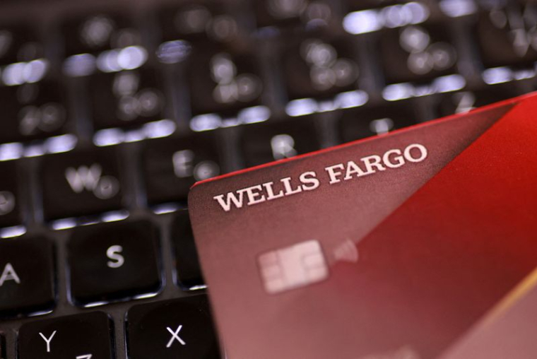 L'illustration montre une maquette de carte de crédit Wells Fargo.