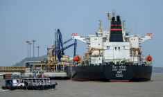 Le Desh Garima, un pétrolier battant pavillon indien transportant du pétrole brut, amarré à un terminal de déchargement à Bombay, après avoir pu franchir le détroit d'Ormuz, le 30 avril 2026 en Inde ( AFP / Punit PARANJPE )