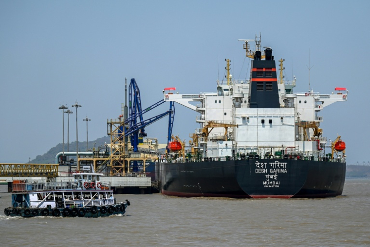 Le Desh Garima, un pétrolier battant pavillon indien transportant du brut qui a transité par le détroit d’Ormuz, est amarré à un terminal de déchargement le long de la côte à Bombay, le 30 avril 2026 ( AFP / Punit PARANJPE )